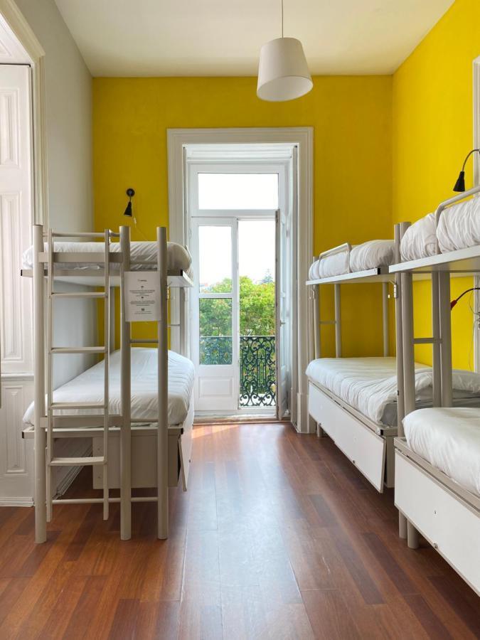 Cama en habitación compartida mixta con 6 camas y baño compartido