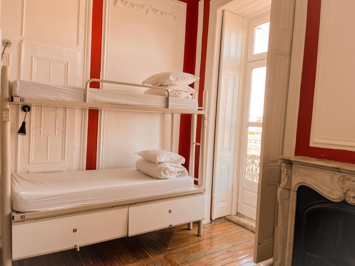 Cama en habitación compartida femenina de 6 camas con baño compartido