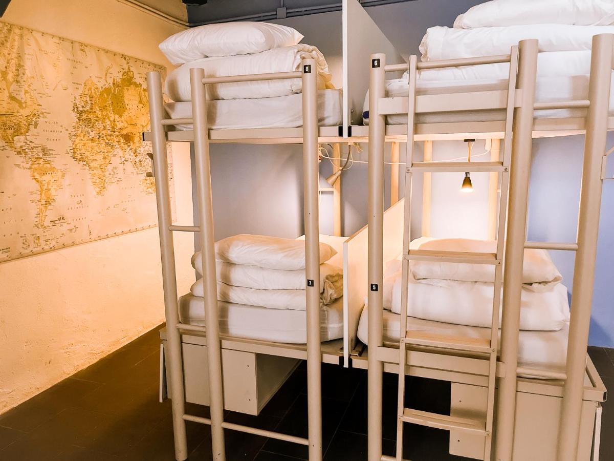 Cama en habitción compartida mixta de 10 camas con baño compartido